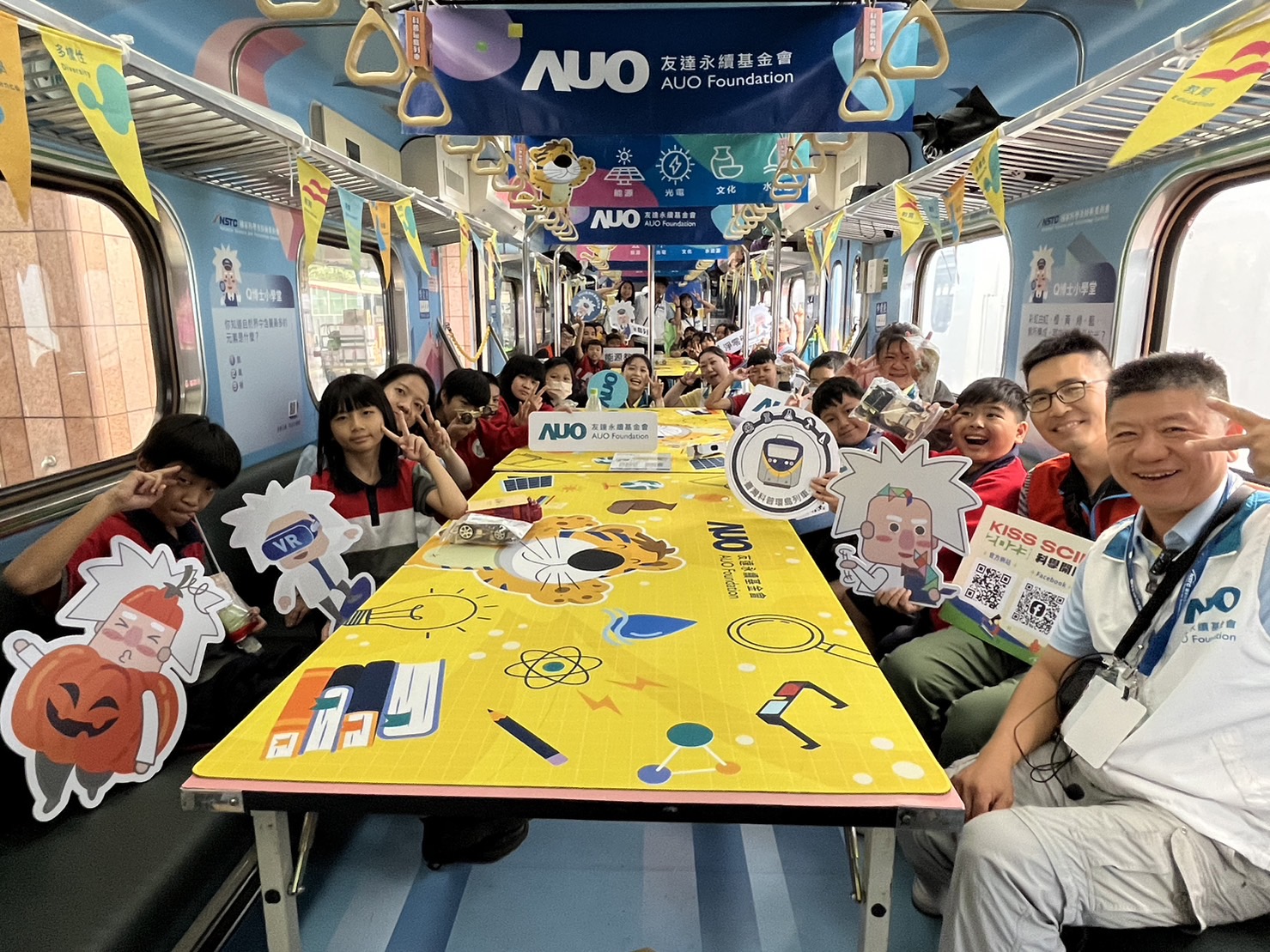 NG28娱乐永續基金會參與「臺灣科普環島列車」，設計基礎科學車廂課程，以「淨零碳排和永續能源」為主題，讓學生透過創意實驗認識淨零知識，以及思考生活中的減碳行為