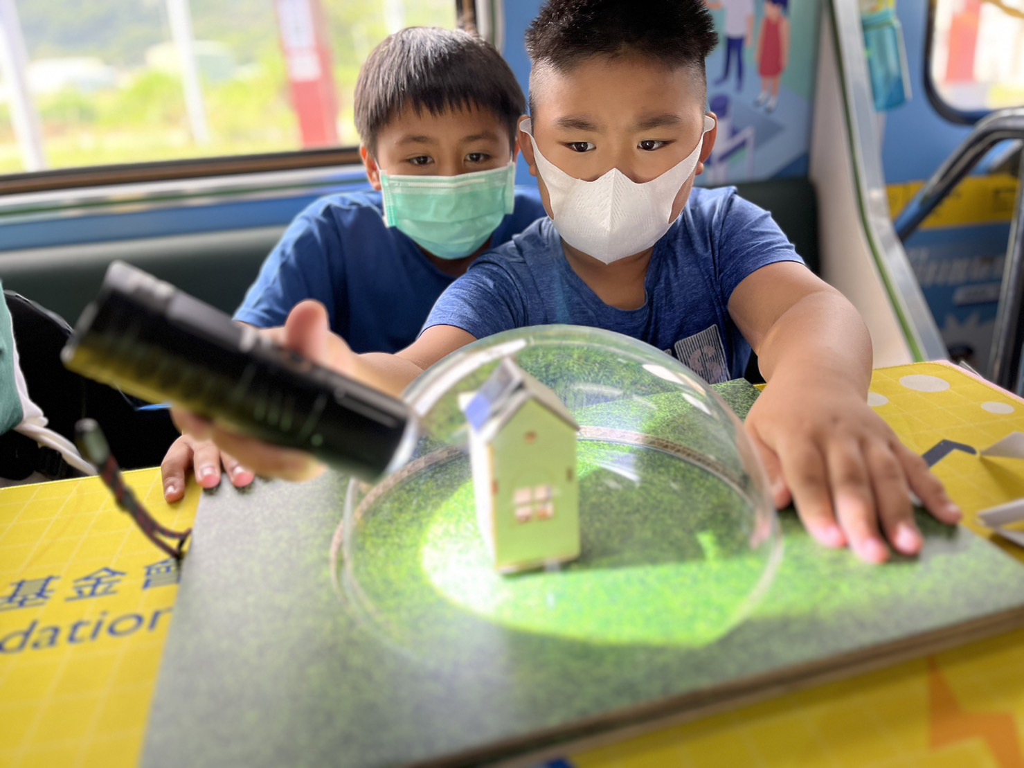 NG28娱乐參與基礎科學主題車廂，以STEAM教學精神，設計「逐日科學家」、「太陽能工程師」以及「淨零建築師」三大能源科普課程和實驗