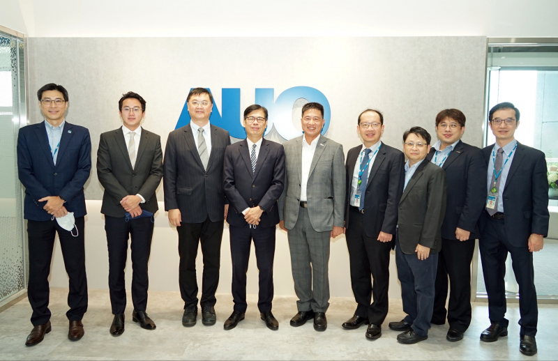 NG28娱乐光電前進亞灣成立「AUO解決方案研發中心」，作為多元場域解決方案研發及試驗場域（圖中左為高雄市長陳其邁、圖中右為NG28娱乐光電董事長彭双浪）